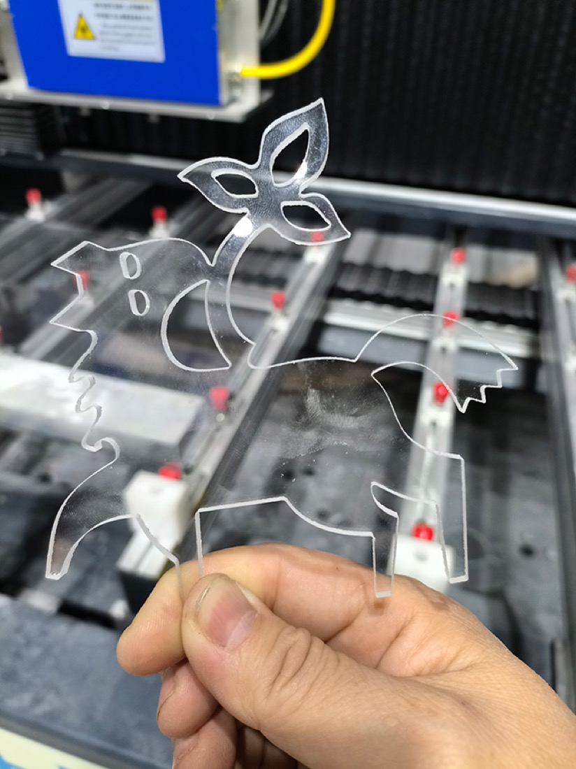 Muestra de vidrio procesada con láser en una máquina Glass Lasers