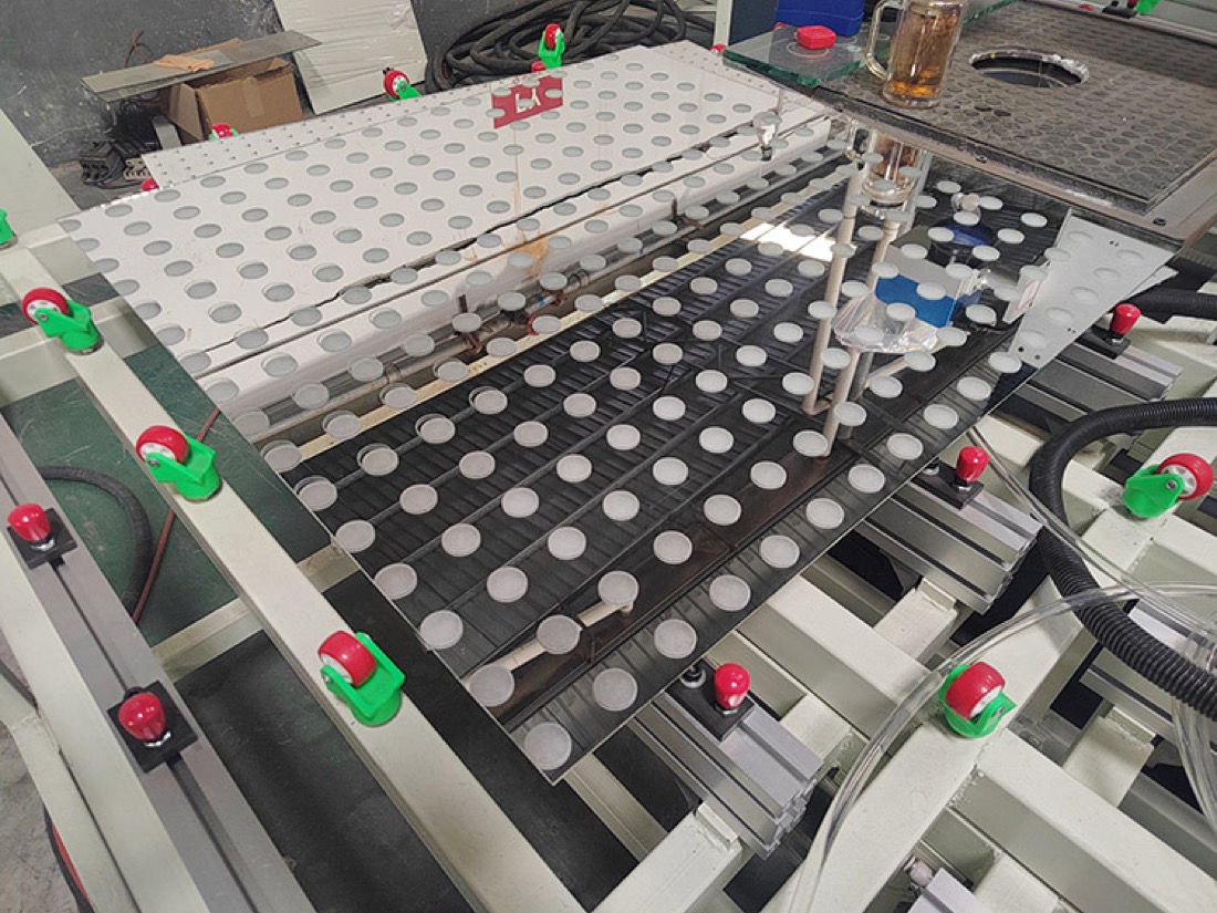 Muestra de vidrio procesada con láser en una máquina Glass Lasers